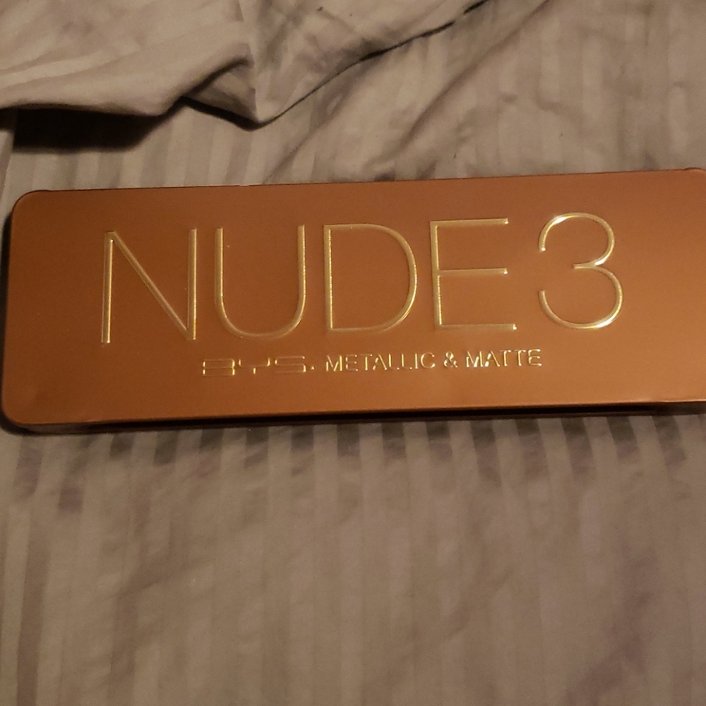 2 Nude eyeshawdow palette